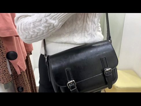 ❤️ Masturbasyon piblik nan jenn femèl FeralBerry ak yon gode nan sal la Fitting Pornografi Larisi nan nou ❌️